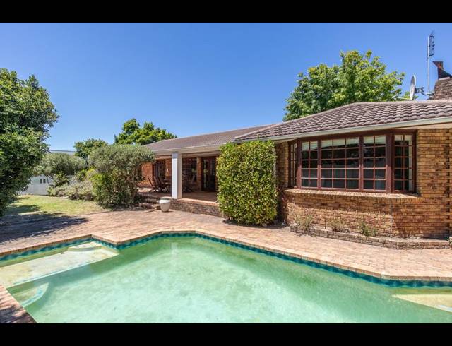 5 BEDROOM HOUSE FOR SALE IN CONSTANTIA